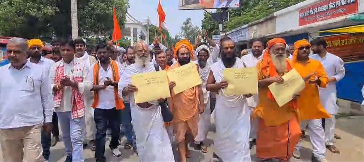 Bike rally held for a ban on cow slaughter and for national honor.