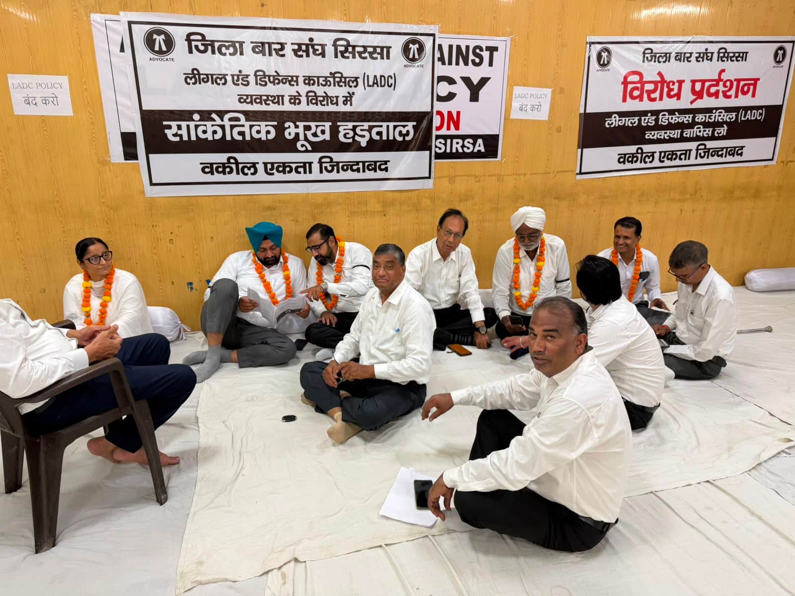 सिरसा। बार रूम में भूख हड़ताल पर बैठे अधिवक्ता। संवाद 