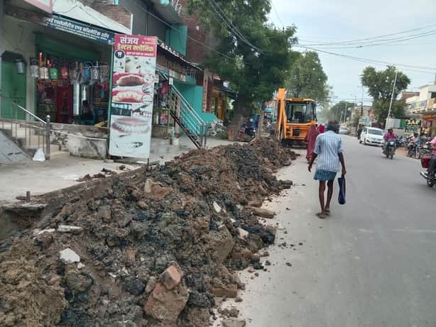 सिराथू कस्बे में सैनी मार्ग पर की गई सड़क की खोदाई। संवाद