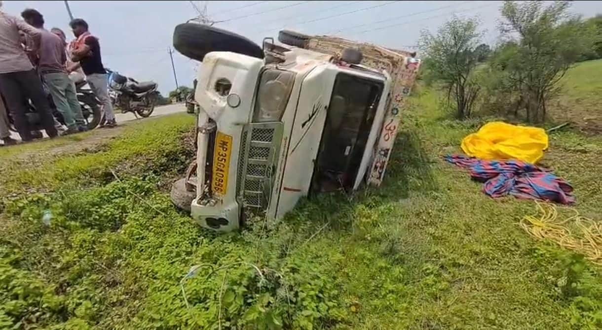 सड़क हादसे में 12 लोग घायल, दुर्घटना स्थल की तस्वीर।