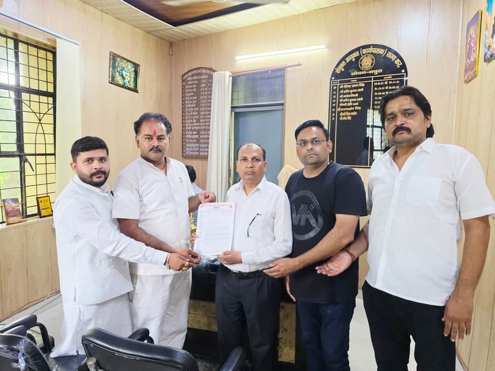 संयुक्त आयुक्त को मांगपत्र सौंपते  व्यापार  मंडल के पदाधिकारी।