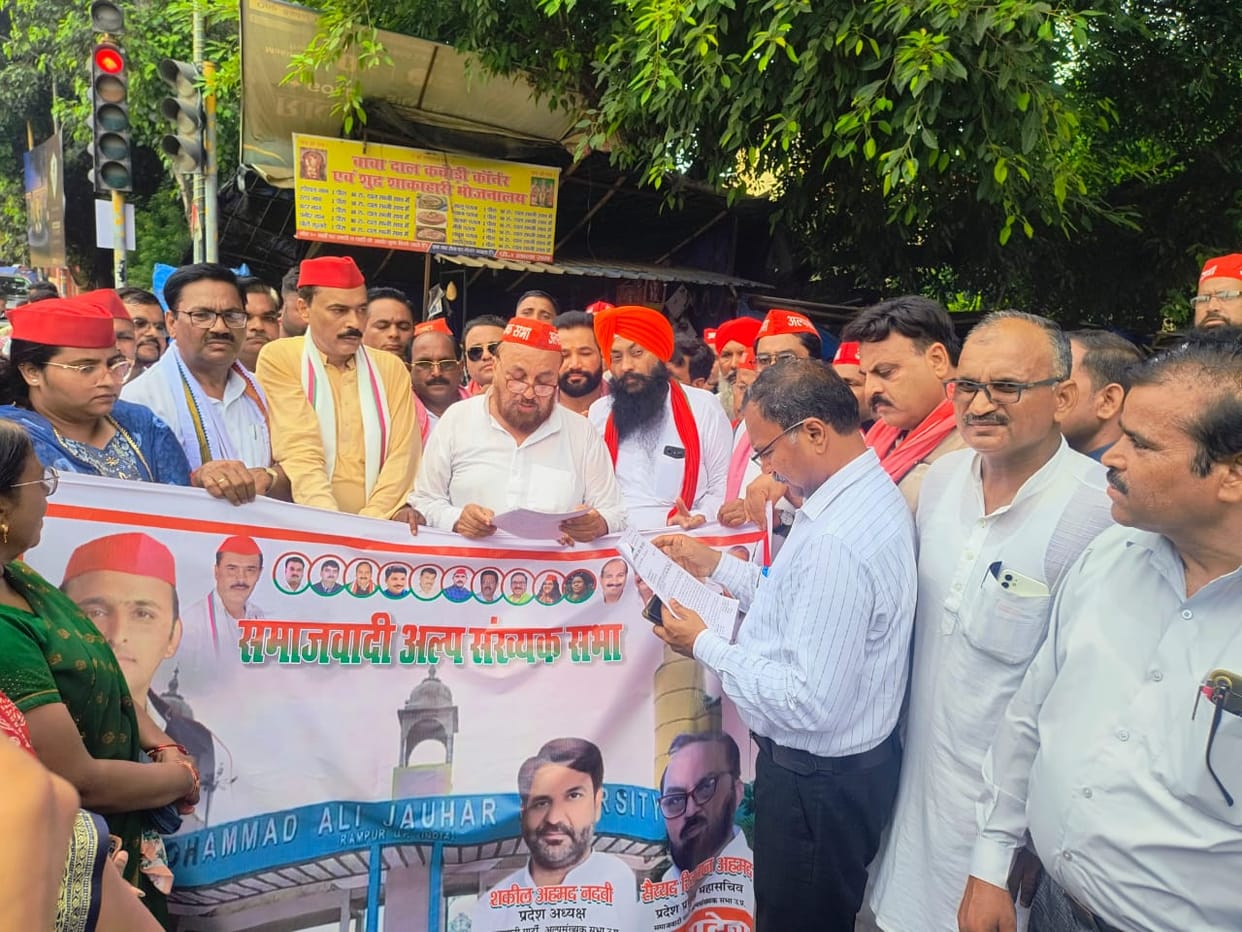 SP protests against the order to demolish Jauhar University buildings.