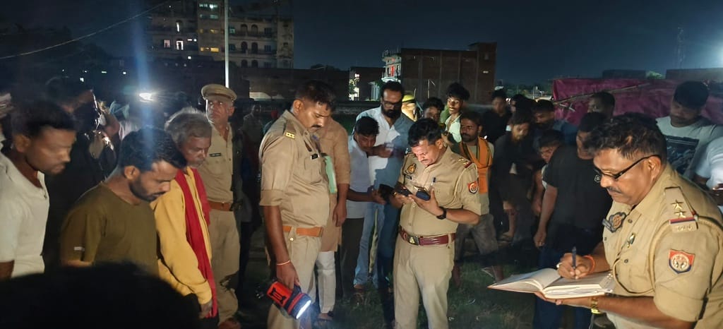 The wife had accompanied the woman alleging molestation to the police station; upon returning after securing bail, the husband chased his wife through the market and slit her throat with a knife.