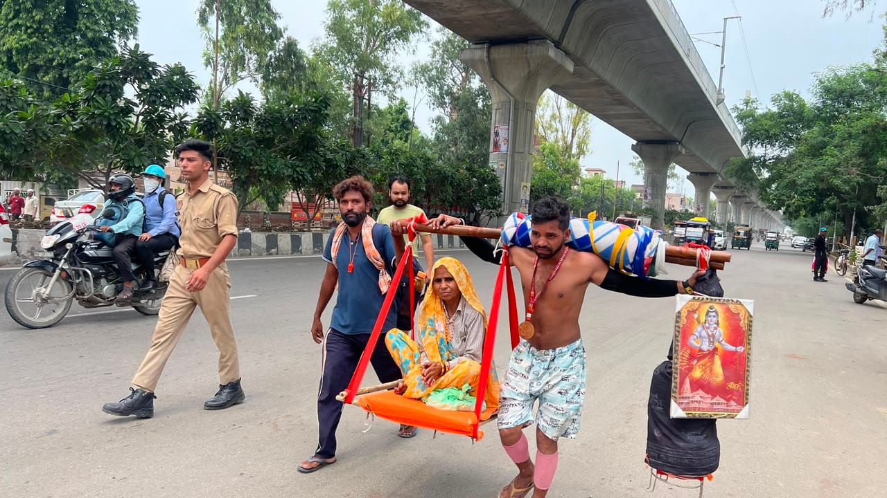 दिल्ली मेरठ रोड से हरिद्वार से माँ को कांवड में बिठाकर लेकर आता पुत्र बिक्कू व पंकज। संवाद