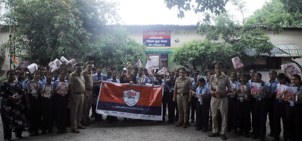 Don't be afraid, have confidence: Female students taught about the law and safety at the women's police station.
