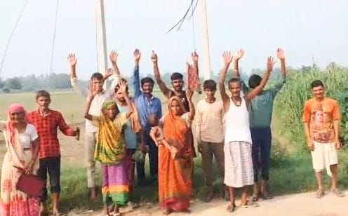 धर्मपुर गांव में बिजली समस्या को लेकर प्रदर्शन करते ग्रामीण। संवाद