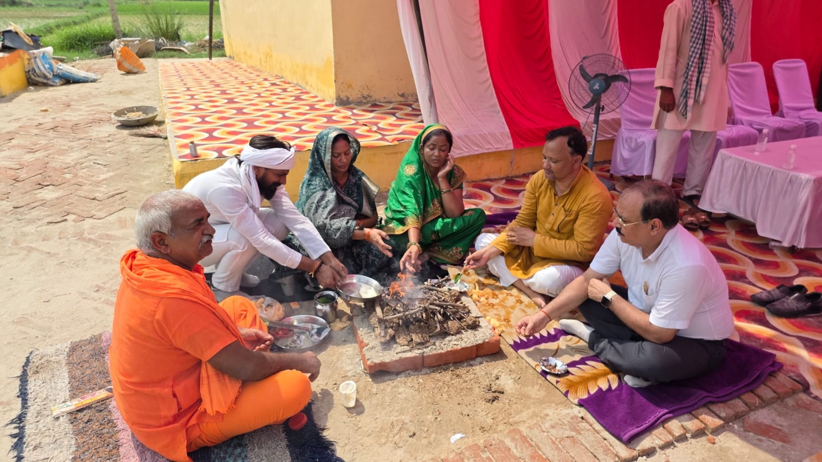 वृहद गोसंरक्षण केंद्र कुसेहरा तिलाड़ी की भूमि पूजन के दौरान हवन में आहुति देतीं ब्लाक प्रमुख मर