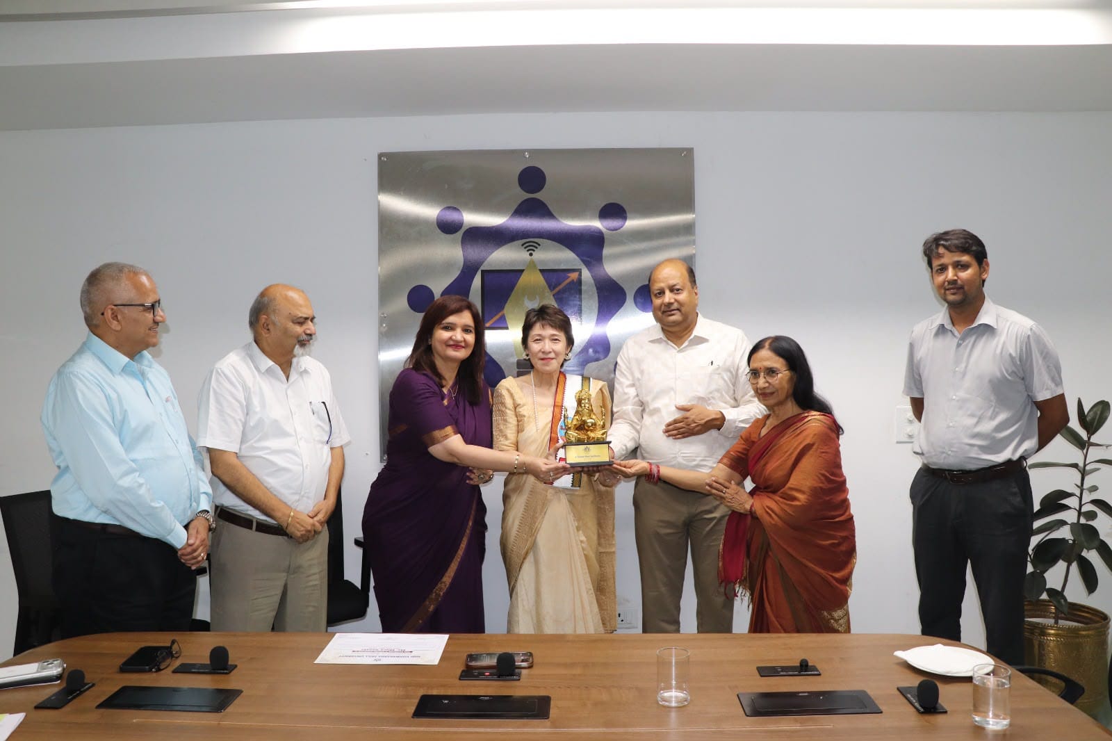 विदाई पर मीवा सासाकी को सम्मानित करते कुलगुरु प्रोफेसर दिनेश कुमार और कुलसचिव सुमन वशिष्ठ। पीआर