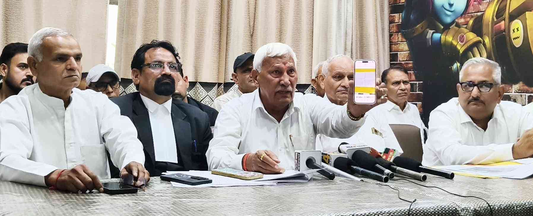 05-शहर के एक होटल में पत्रकारों से बातचीत करते गौड़ संस्था के आजीवन सदस्य। अमर उजाला