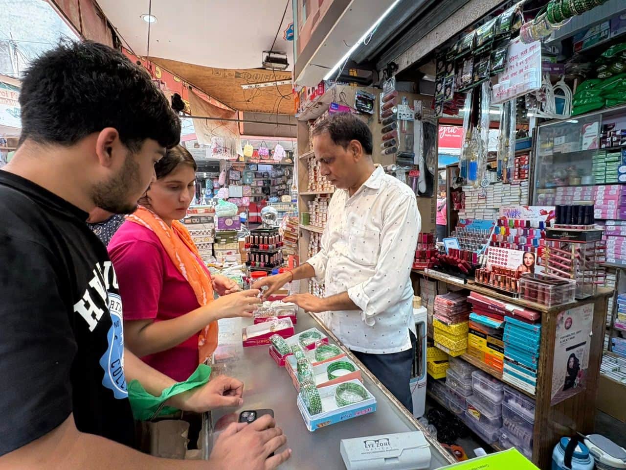 24-कैंप बाजार स्थित दुकान में हरी चूड़ियां खरीदती महिला। संवाद