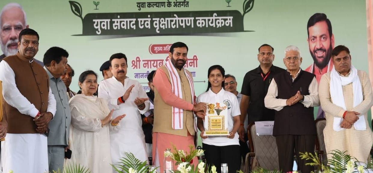 Chief Minister presented Leadership Award to CRSU student Tanu