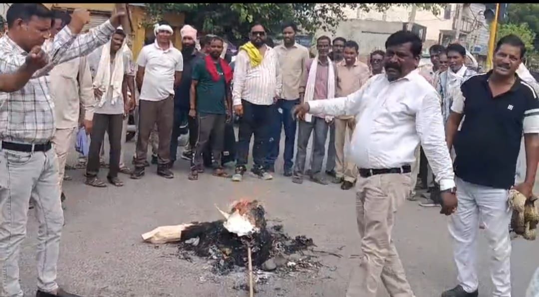 Sanitation workers burnt effigies of Punjab CM and Kejriwal.
