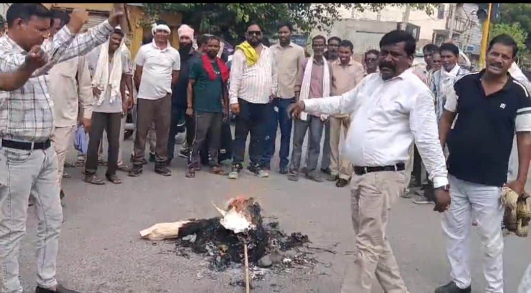 30-रोहतक के सोनीपत स्टैंड चौक पर पुतला फूंकते नगर निगम के सफाई कर्मचारी। संवाद