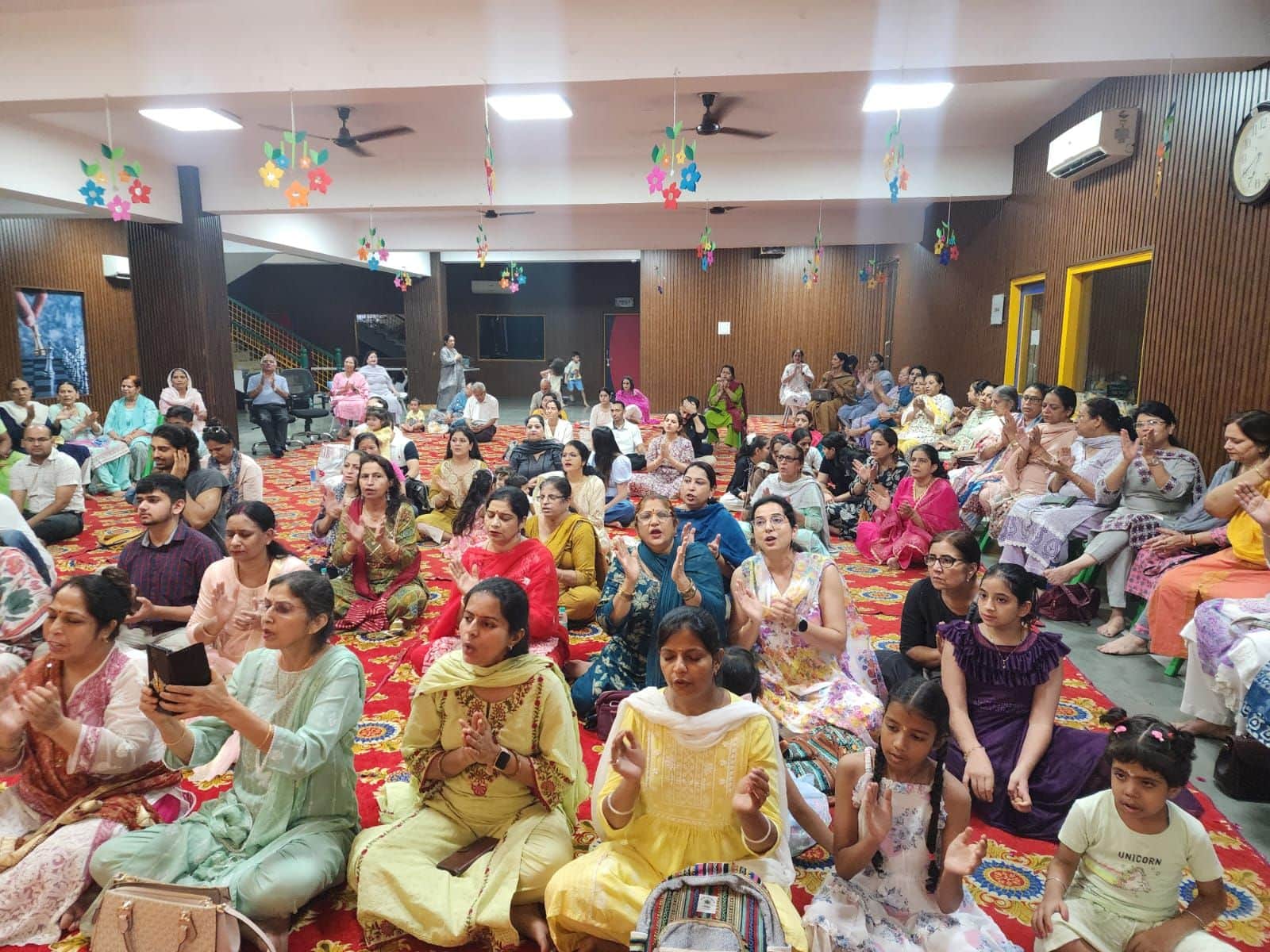 40. आर्ट ऑफ लिविंग के गुरु पुर्णिमा उत्सव में भजन कीर्तन के दौरान श्रद्धालुओं। स्राेत: संस्था