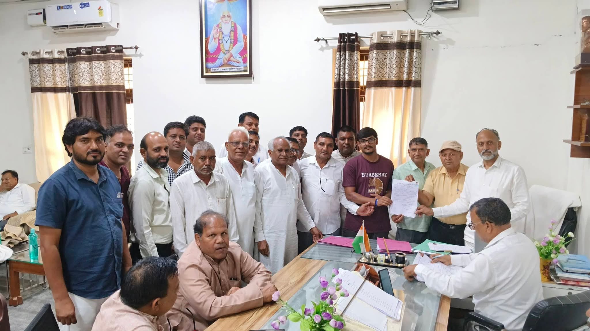 आजादनगर में स्थित संत कबीर शिक्षा समिति हिसार के कार्यालय में नामांकन करवाते प्रत्याशी। 