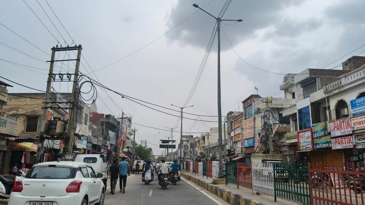 आमसान में छाए काले बादल। 