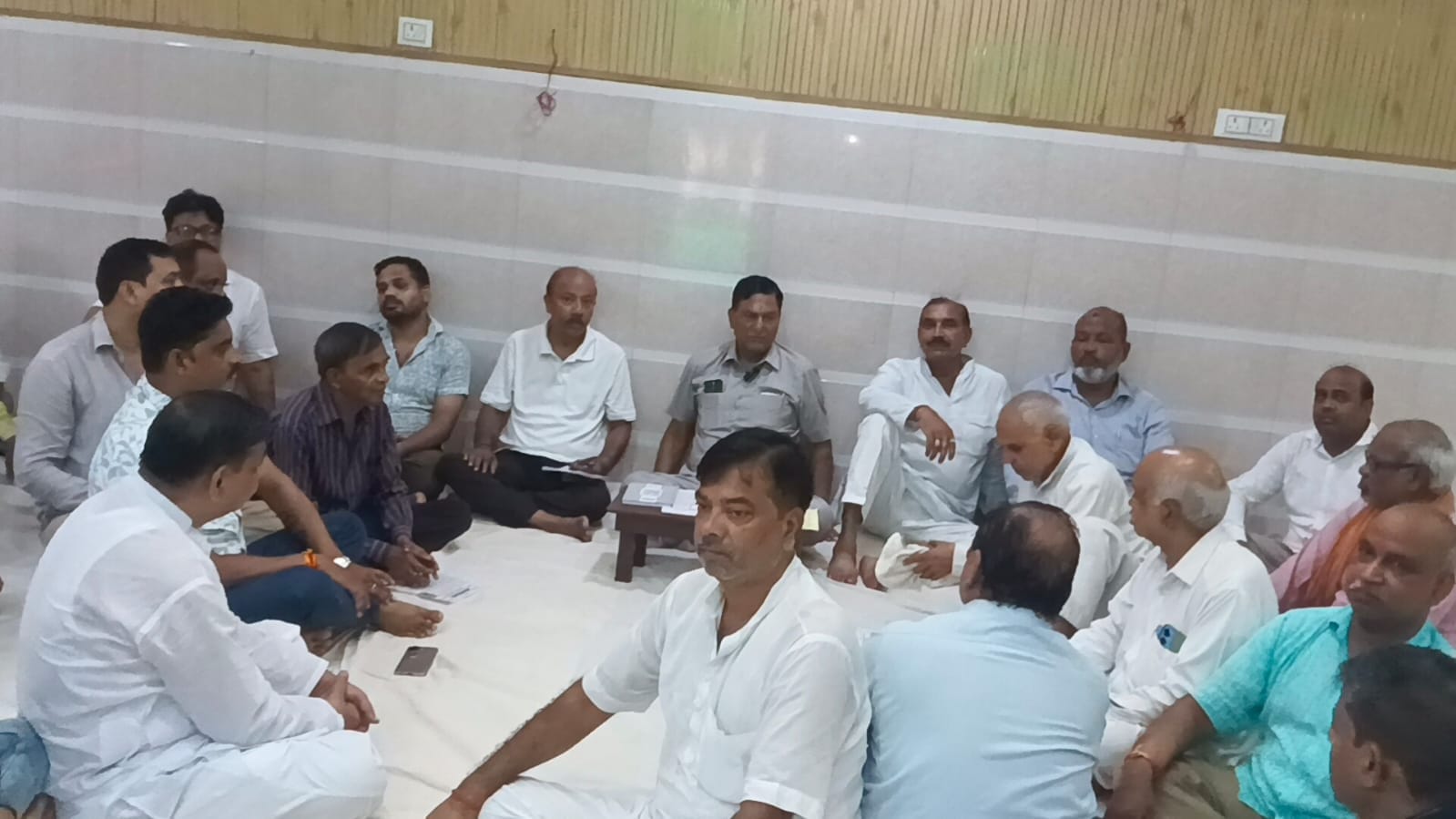 आनलाइन ट्रेडिंग को लेकर बैठक में चर्चा करते व्यापारी। श्रोत-संगठन