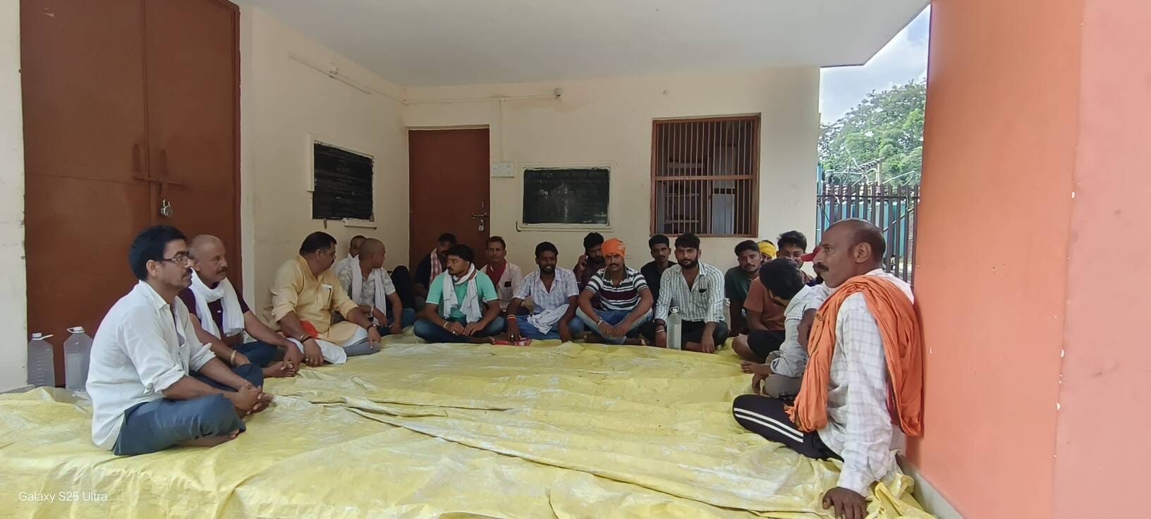 अघोषित बिजली कटौती के विरोध में करंडा के सीतापट्टी बिजली उपकेंद्र पर धरना देते लोग-संवाद