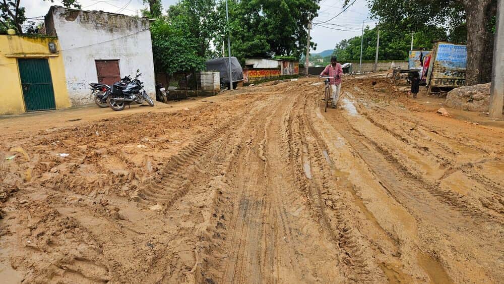 अनपरा नगर के वार्ड नंबर 6 के नेहरू चौक से डिग्री कॉलेज जाने वाला रास्ता। संवाद