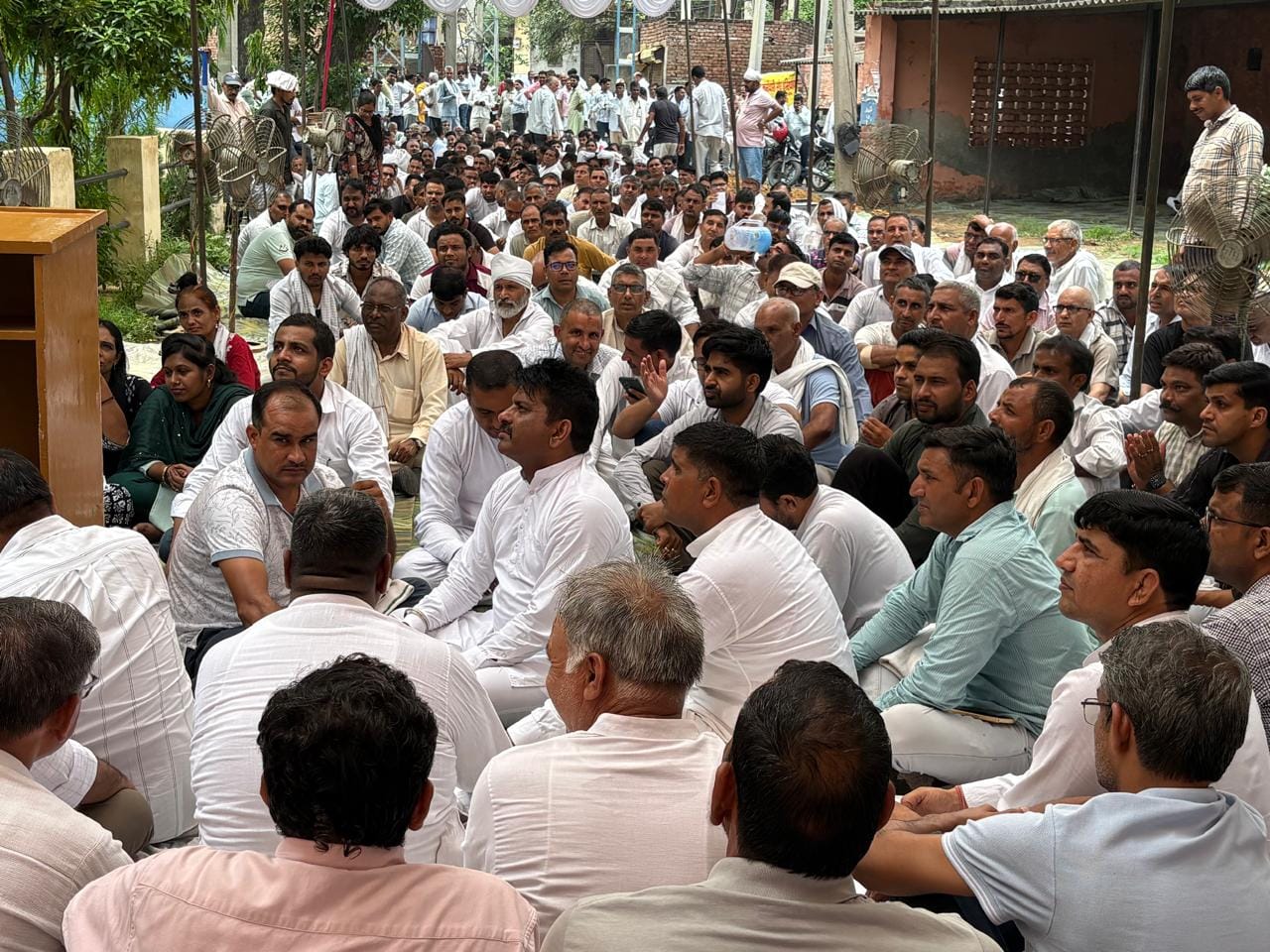 अपनी मांगों को लेकर सर्किल कार्यालय में एकत्रित कर्मचारी। 