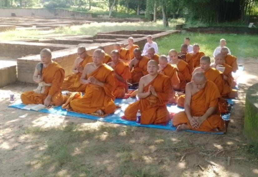 बोधि वृक्ष की पूजा करते बौद्ध अनुयायी।