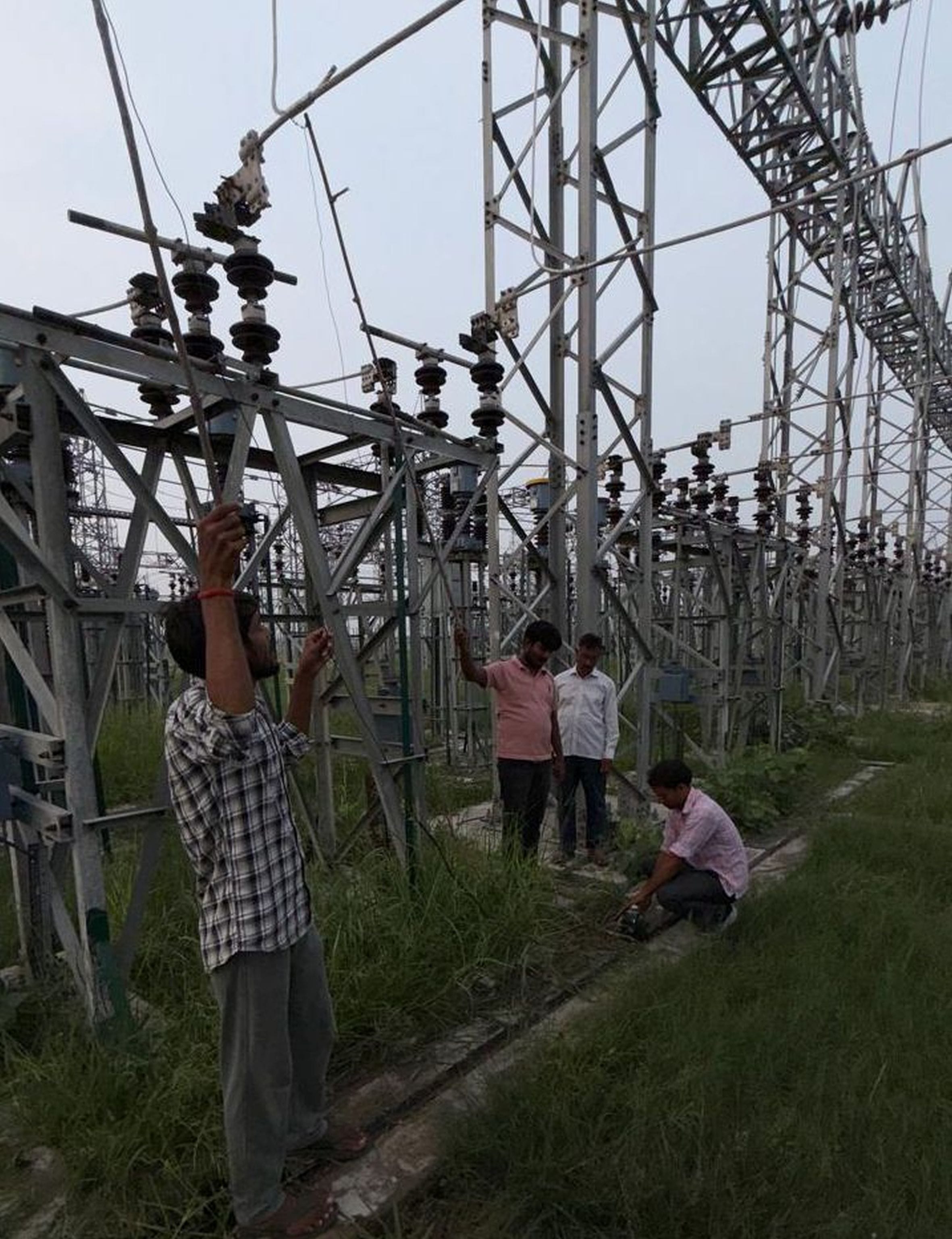 बछरावां के विसुनपुर उपकेंद्र में खराबी आने के बाद ठीक करते कर्मचारी।