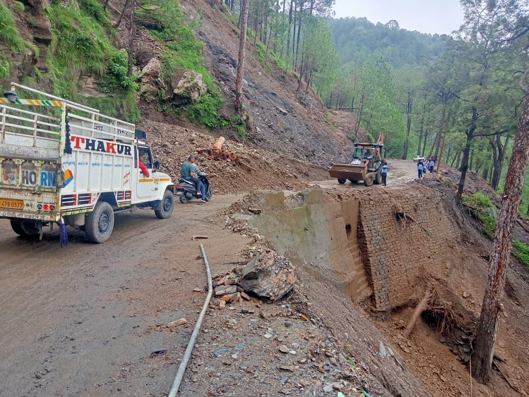 बगढार बनीखेत सड़क को साफ करती लोकनिर्माण विभाग की जेसीबी मशीन