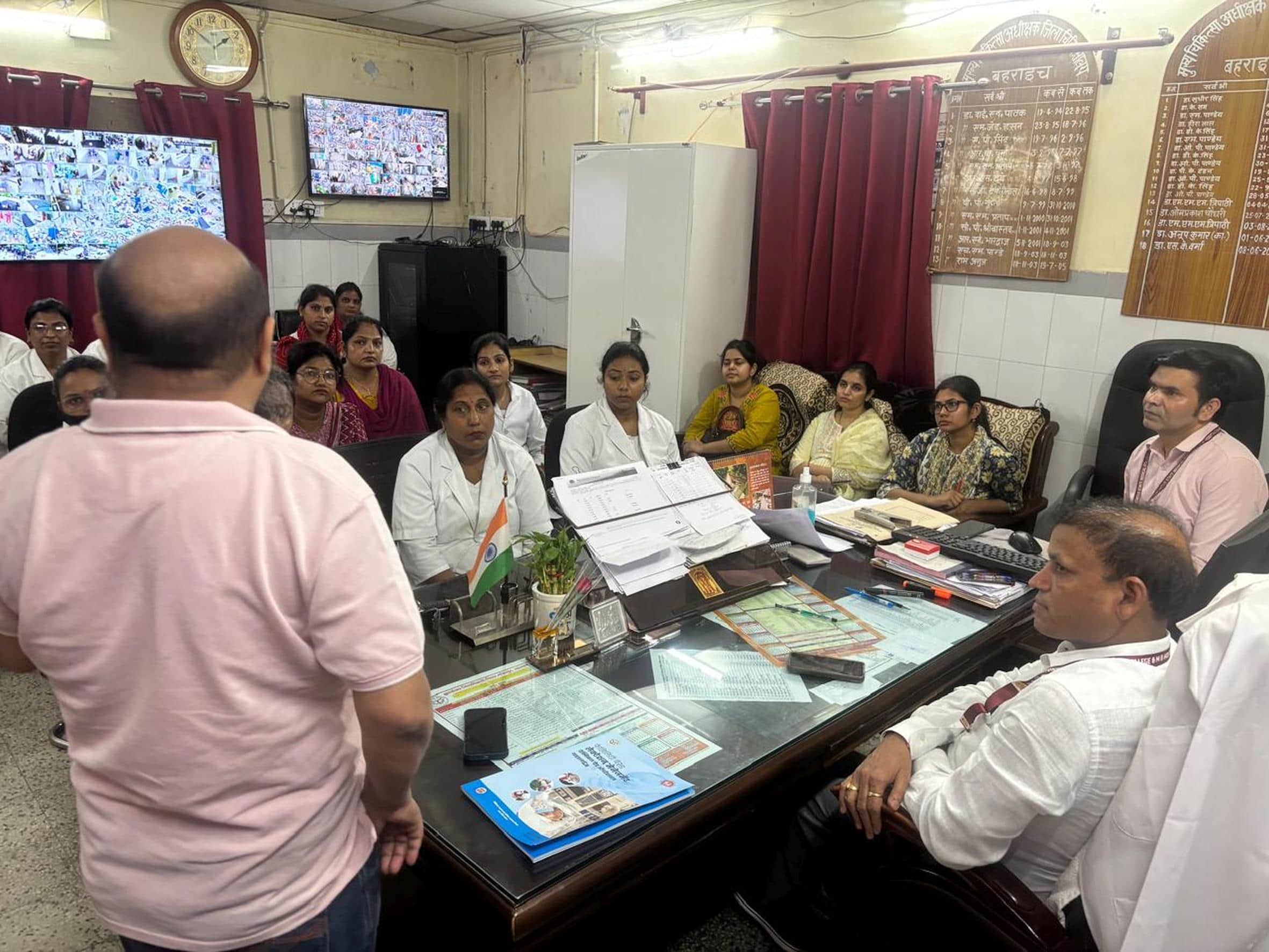 बहराइच मेडिकल कॉलेज में लैक्टेशन मैनेजमेंट प्रशिक्षण में जानकारी देते चिकित्सक।