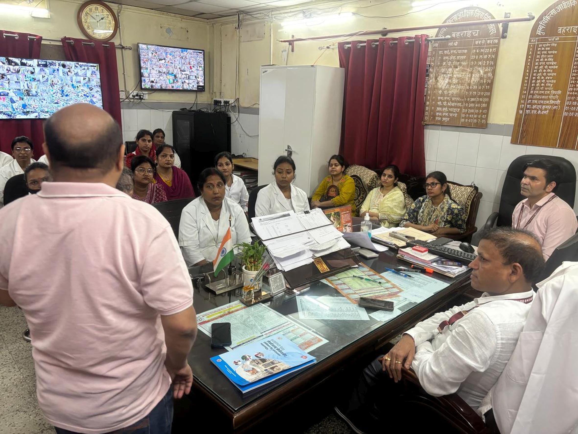 बहराइच मेडिकल कॉलेज में लैक्टेशन मैनेजमेंट प्रशिक्षण में जानकारी देते चिकित्सक।