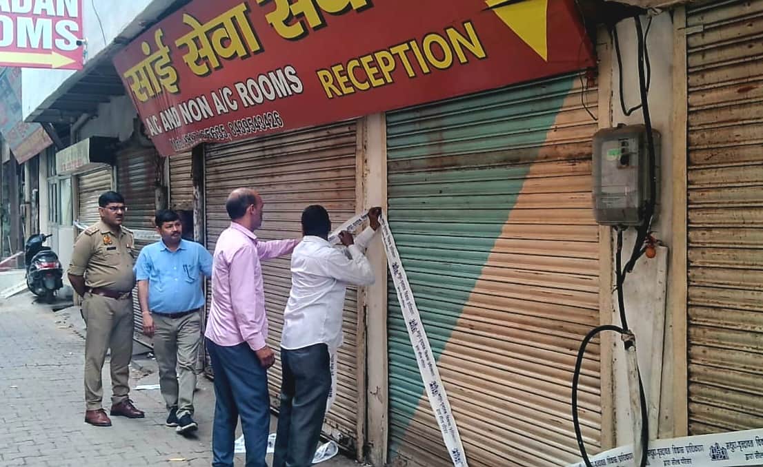 भूतेश्वर स्थित गैस्ट हाउस को सील करती एमवीडीए की टीम व पुलिस अधिकारी। 