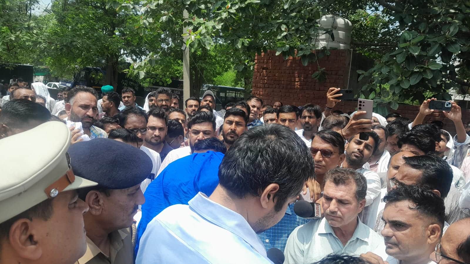  बिजली निगम के कर्मचारी नेता उपायुक्त को ज्ञापन सौंपते हुए। संवाद 