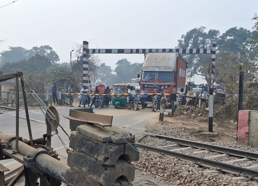 Out-of-control tempo crashes into Malgaon crossing boom; traffic jam ensues.