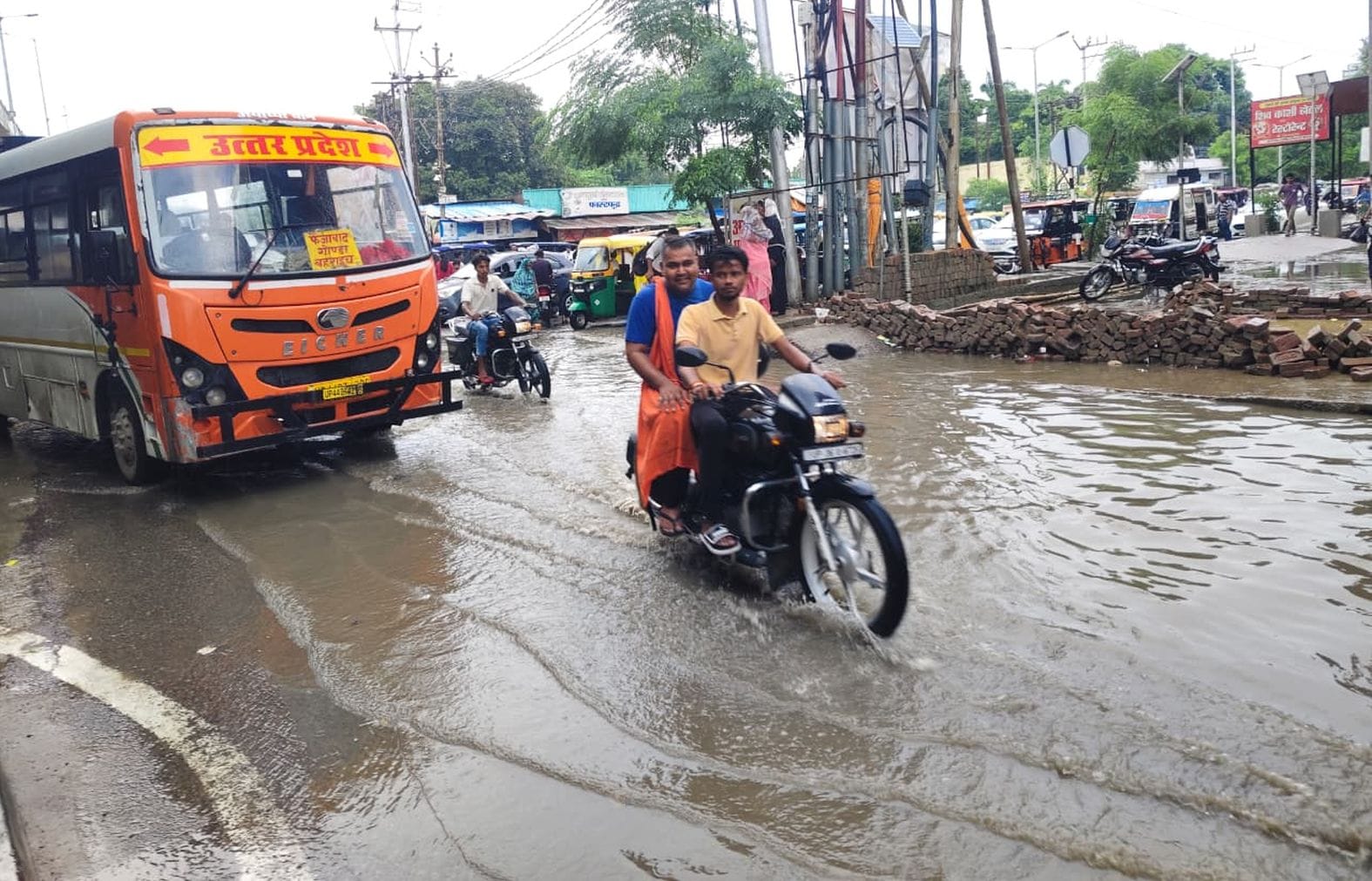 बारिश के कारण जगह जगह सड़कों पर जलभराव हो गया। 