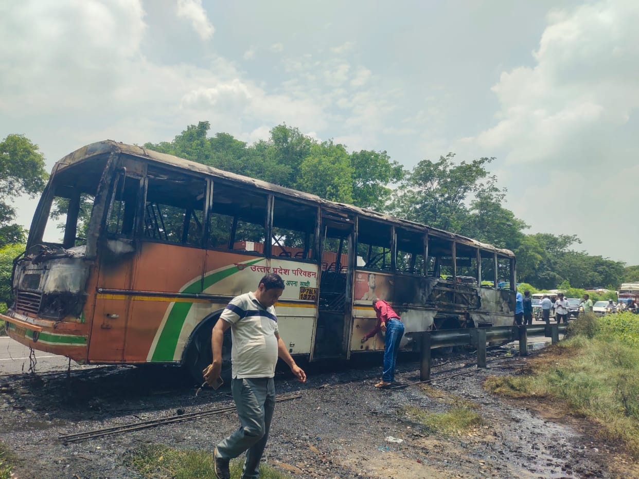 Fire breaks out in moving Roadways bus; 20 passengers saved thanks to driver's presence of mind.