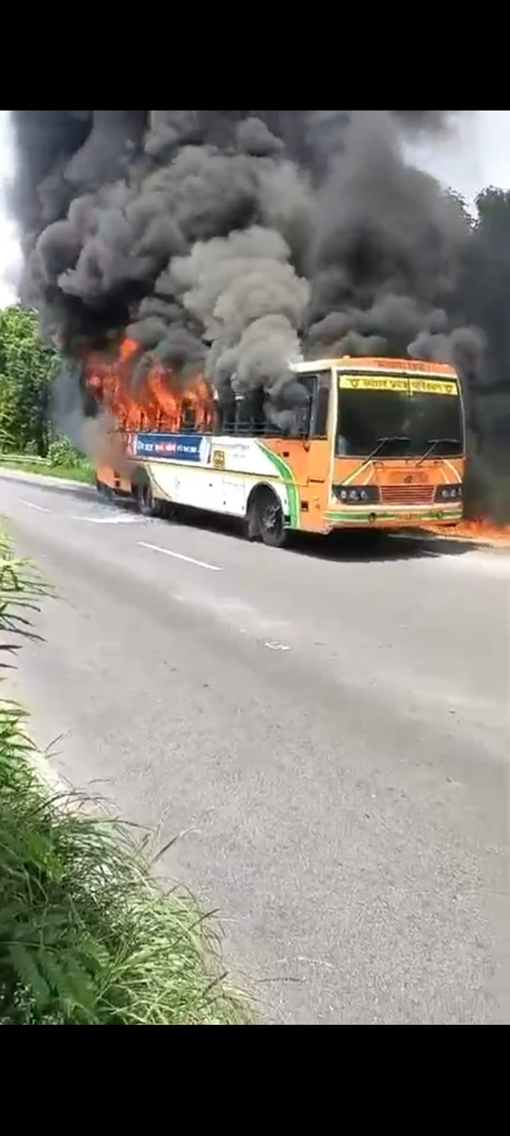 Fire breaks out in bus due to short circuit; flames reach diesel tank, vehicle reduced to ashes.