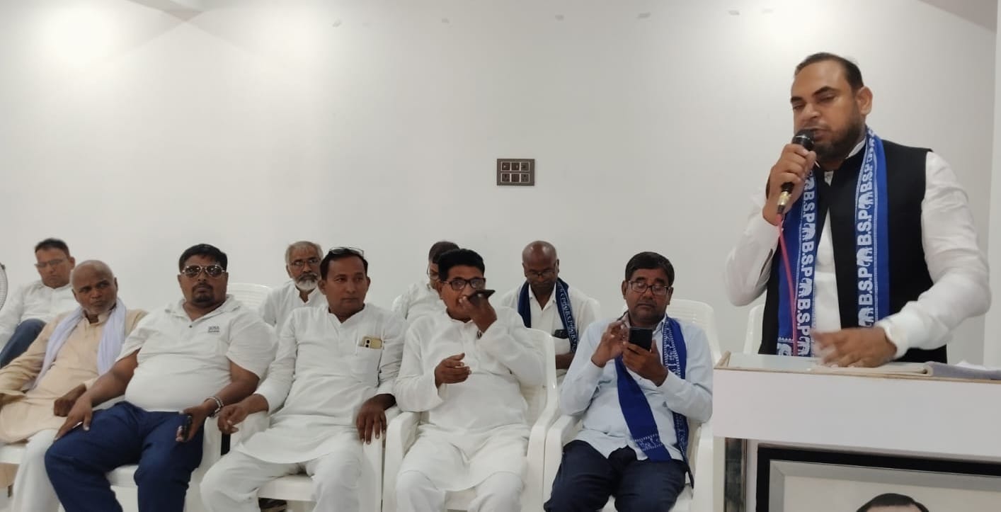 बसपा कार्यालय में आयोजित कार्यकर्ता बैठक को संबोधित करते वक्ता। श्रोत-पार्टी