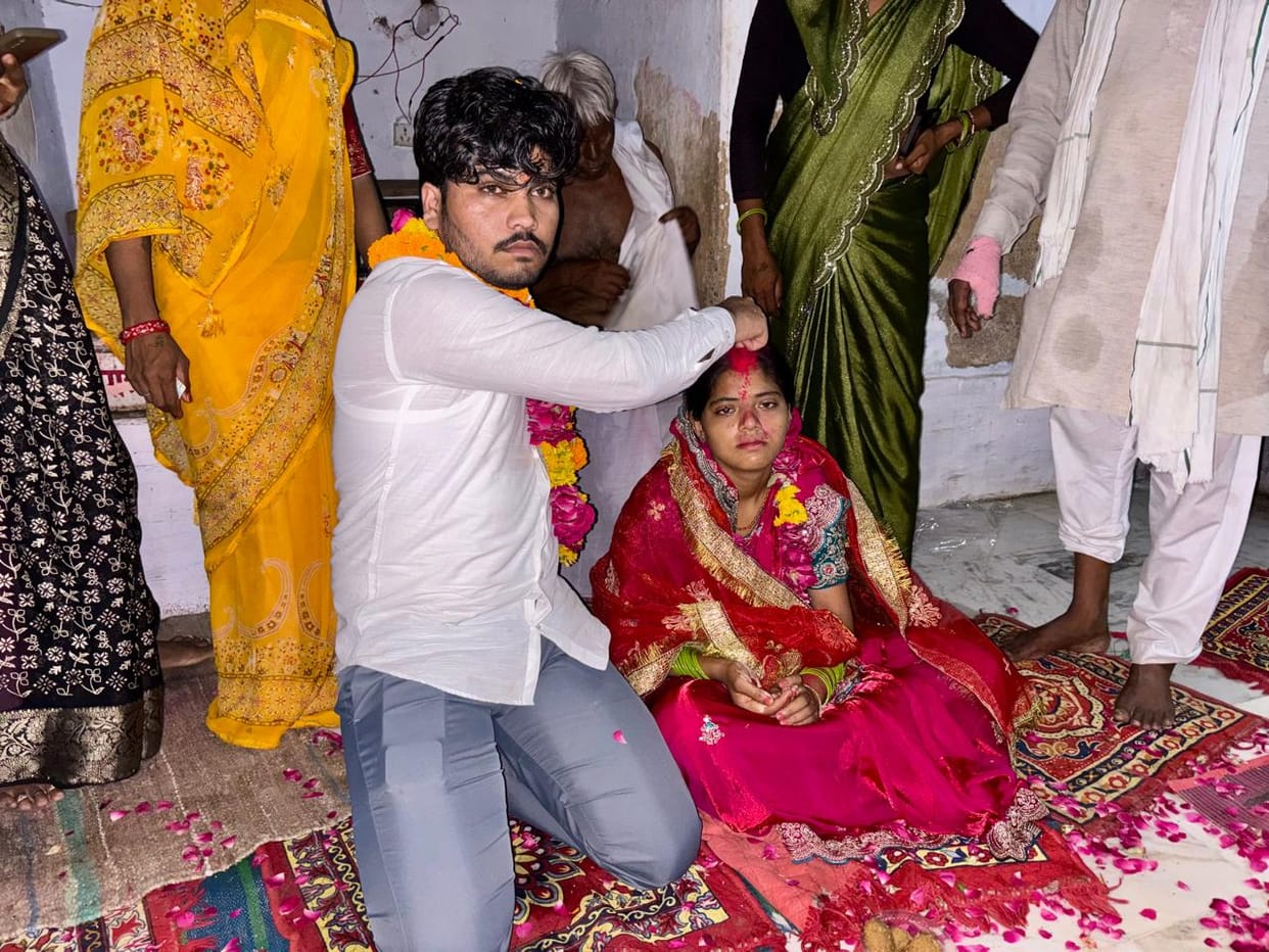 A simple marriage took place without dowry at the Panchmukheshwar Mahadev Temple in Tirtha Bateshwar.