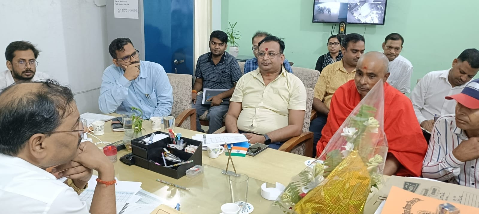 बैठक करते मुख्य अभियंता।