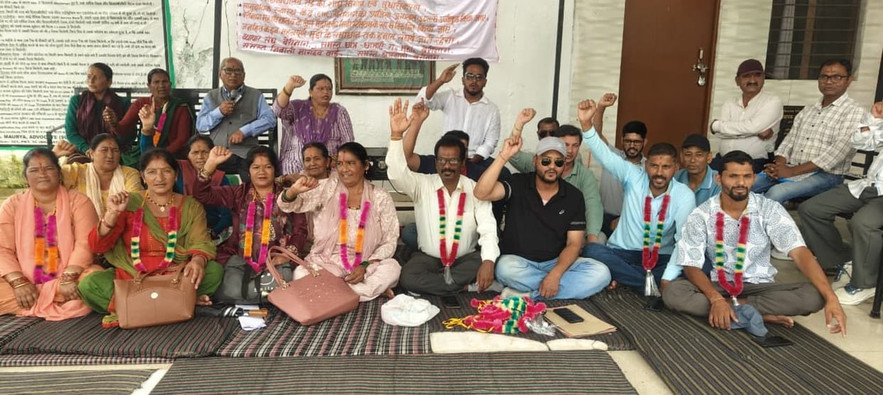 Relay hunger strike over three-point demands continued for the third day.