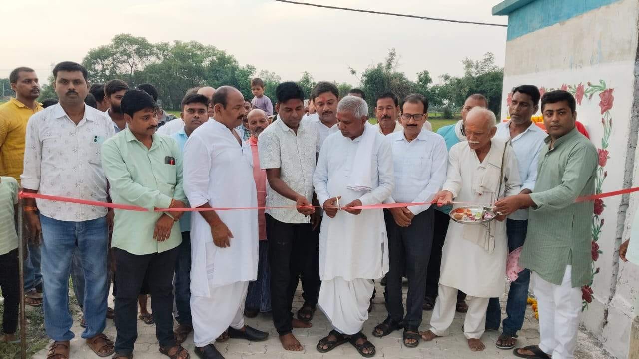 चकिया के रामपुर कला गांव में फीता काटकर सड़क का उद्घाटन करते भाजपा विधायक कैलाश आचार्य। संवाद