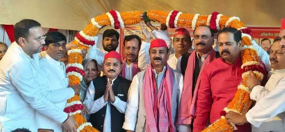 चकिया में पीडीए सम्मेलन में प्रदेश अध्यक्ष श्यामलाल पाल व सांसद छोटेलाल खरवार का स्वागत करते का