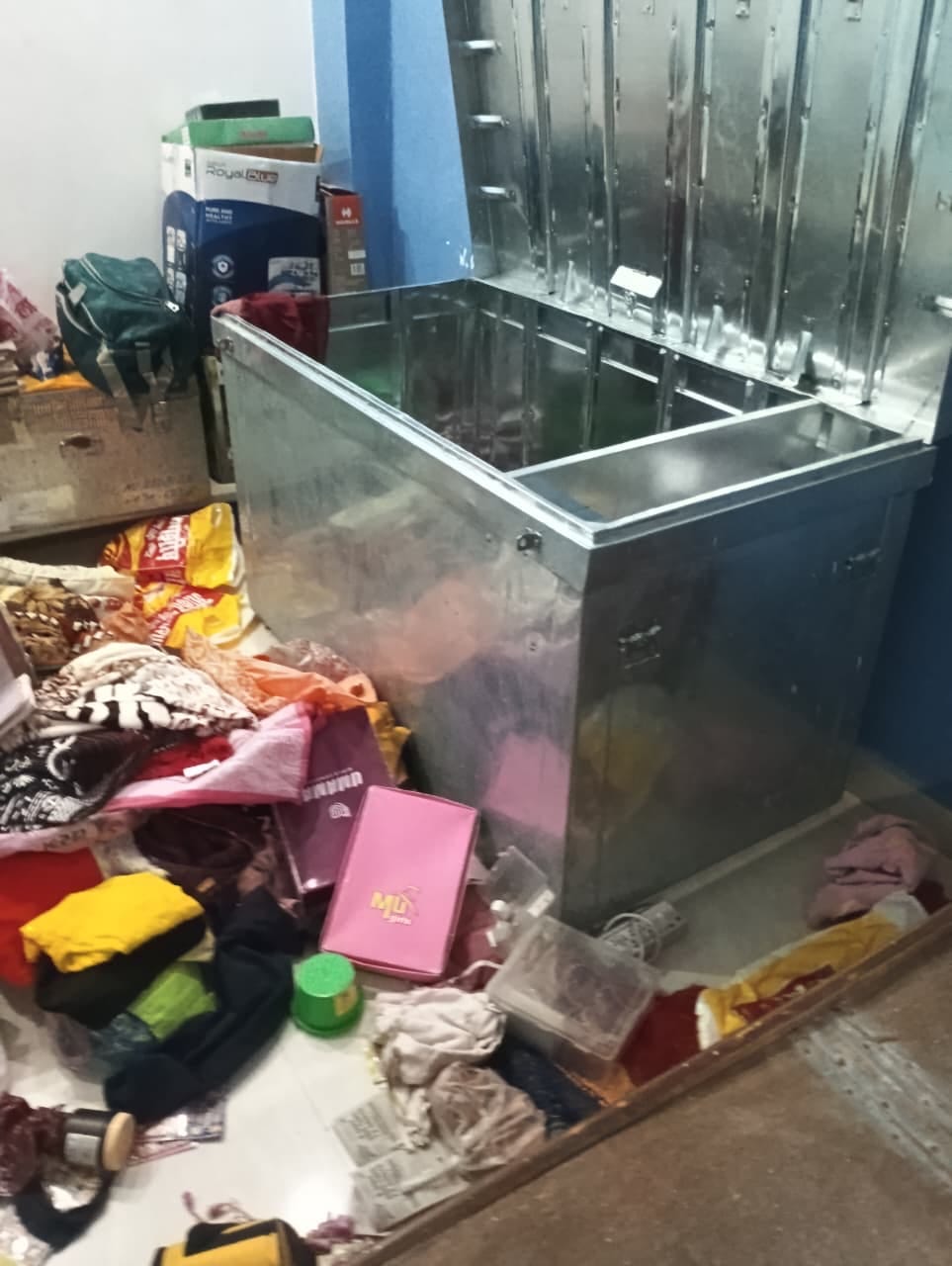 Jewellery worth 14 lakh rupees stolen from administrative officer's house