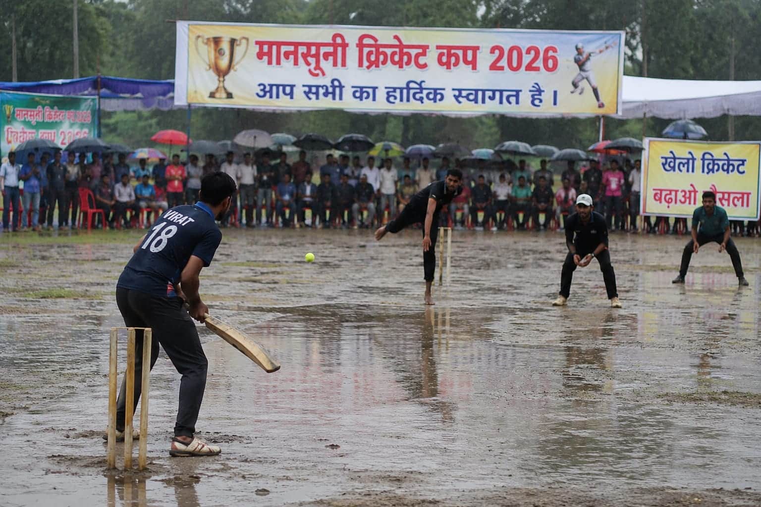 चुर्क में क्रिकेट मैच खेलते खिलाडी। स्रोत आयोजक