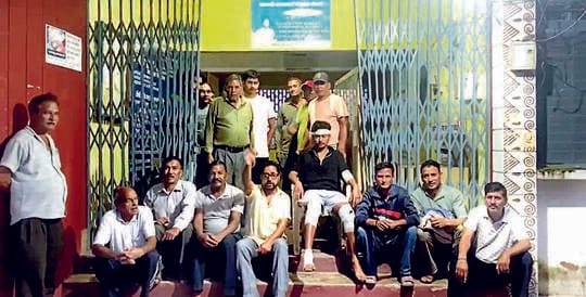 डॉक्टर न मिलने से नाराज पीएचसी इग्यारदेवी में धरना देते हुए प्रदर्शन करते लोग।