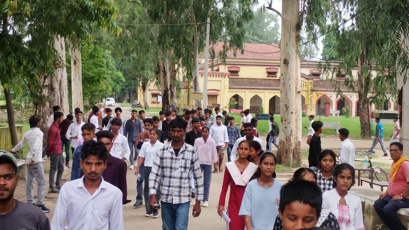 ड्रमंड राजकीय इंटर कॉलेज से परीक्षा देकर बाहर निकलते छात्र। संवाद
