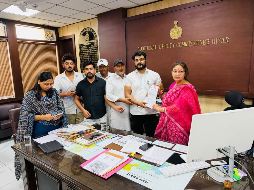 एडीसी शालिनी चेतल को ज्ञापन सौंपते बालसमंद स्टेडियम सुधार समिति के सदस्य। स्रोत : संगठन