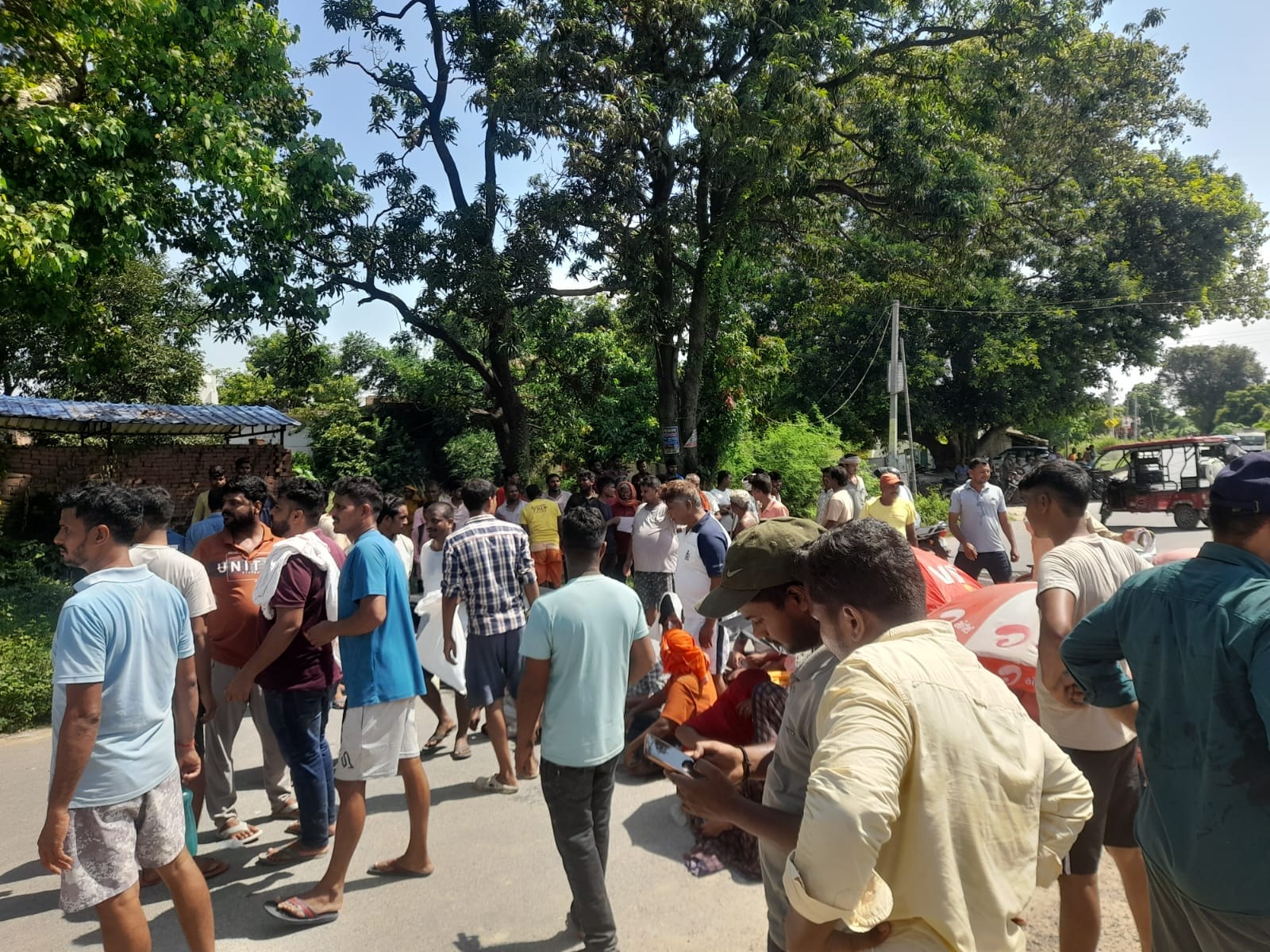 एक शिक्षक द्वारा छात्रा के साथ अश्लील हरकत करने के विरोध में नगरा-सिकंदरपुर मार्ग को जाम करते 