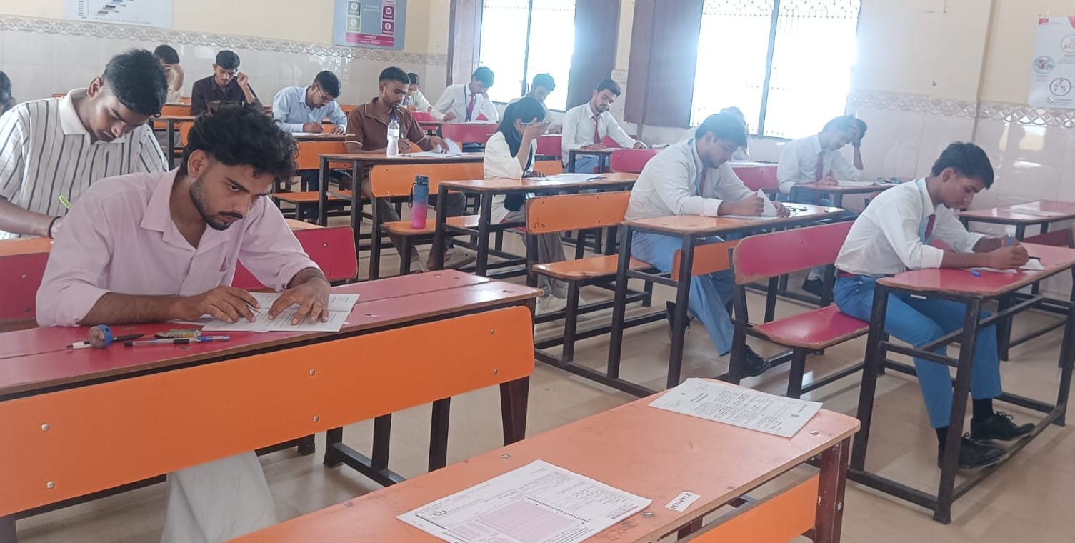 फूलपुर के न्यू कैंब्रिज सीनियर सेकेंडरी स्कूल में पूरक परीक्षा देते छात्र। संवाद