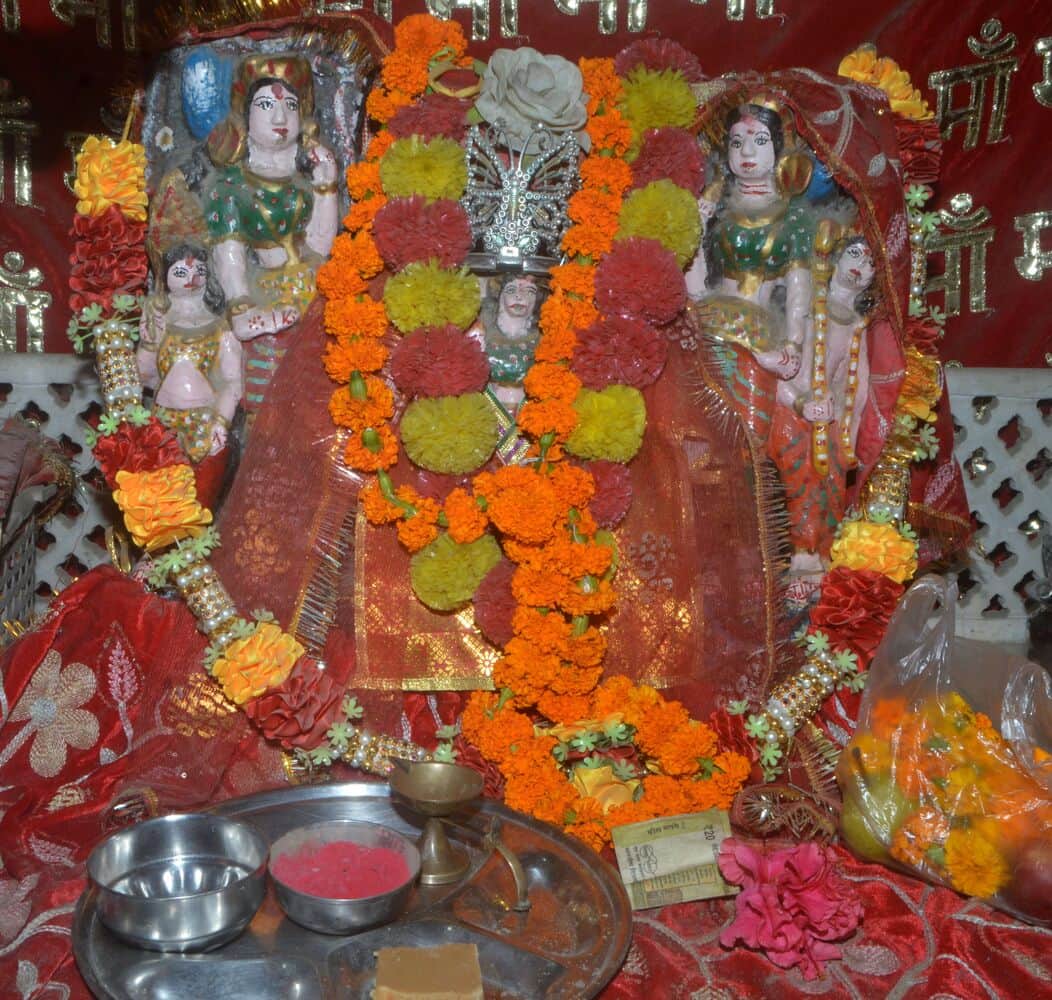फोटो-01- आषाढी पर्व पर सजी माता श्रवण देवी की मूर्ति। संवाद