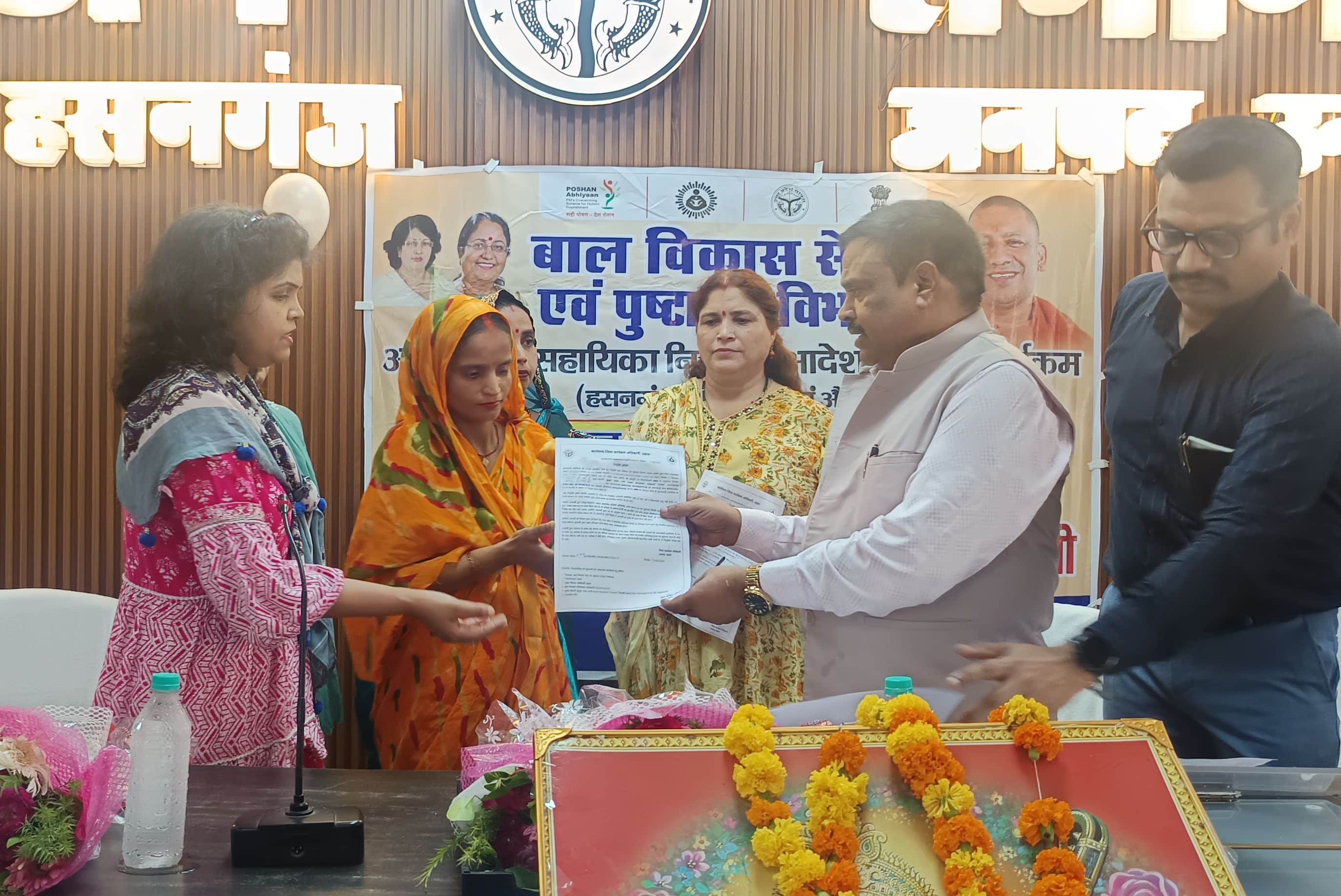 फोटो-1-नवचयनित सहायिकाओं को नियुक्ति प्रमाण पत्र देते विधायक ब्रजेश रावत। संवाद
